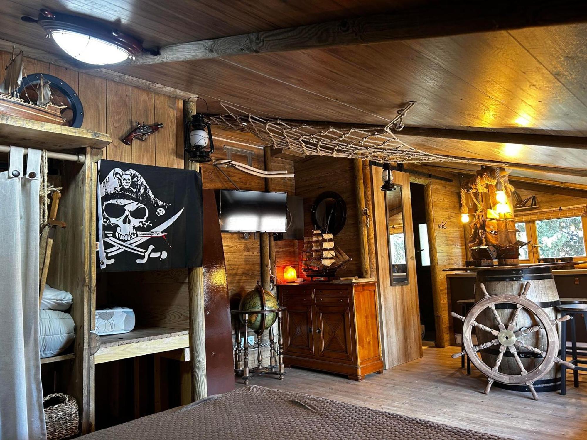 Les Chambres De Paulette Chambres A Theme Jack Sparrow Sainte-Marie-la-Mer Exteriér fotografie
